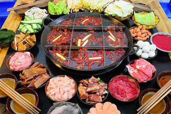 【宇食天下喷泉火锅加盟】加盟宇食天下喷泉火锅，远距离超越小康生活！