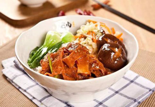 吃小白卤汁饭