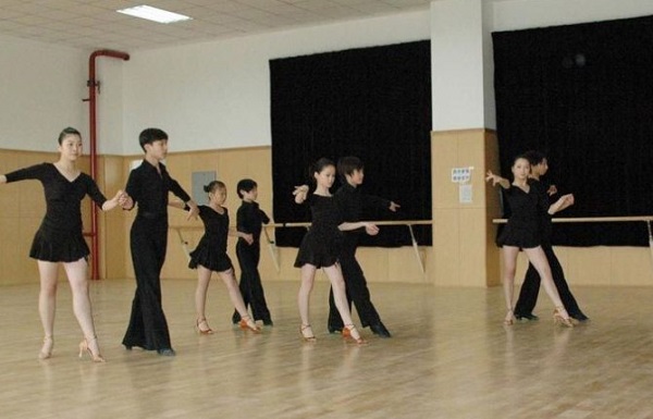 群帨舞艺术培训中心加盟费