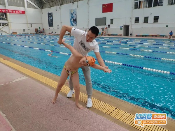 张教练游泳培训班