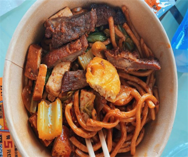 焖大师香锅焖面焖饭加盟费总计要多少钱？