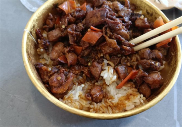 状元三杯鸡盖码饭