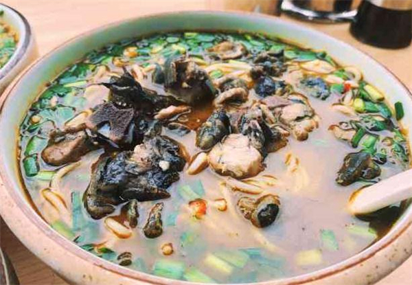 子宸什夹婆乌鸡米线
