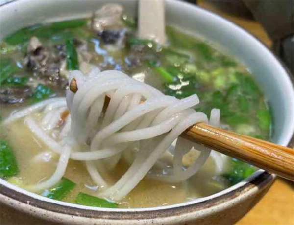 子宸什夹婆乌鸡米线