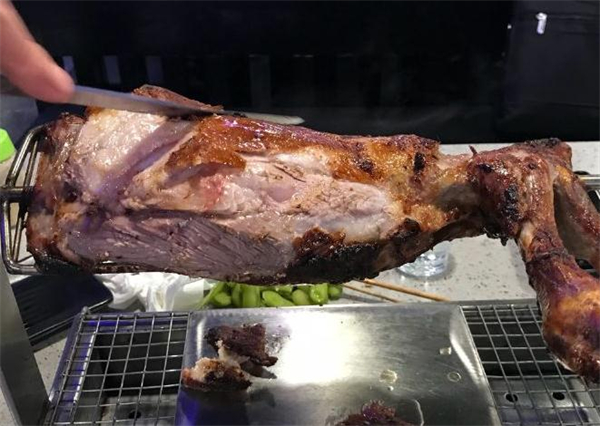 大漠狼来了碳烤羊腿