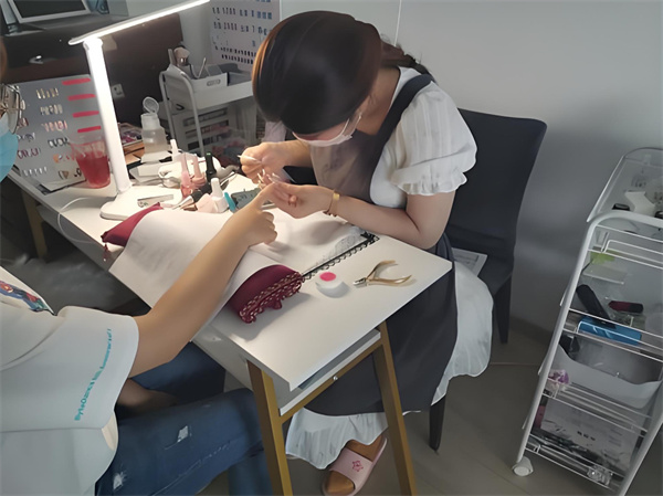 有个美甲