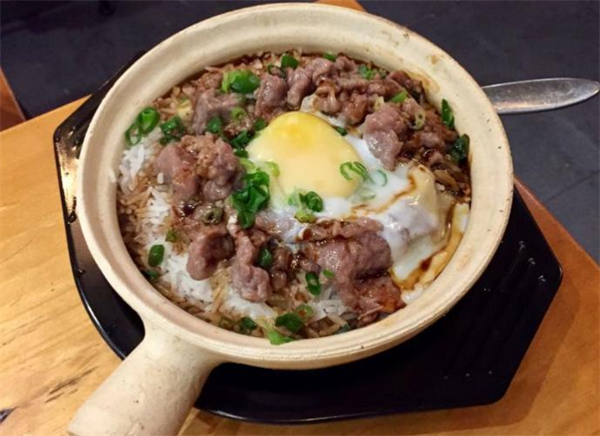 港式炭火煲仔饭