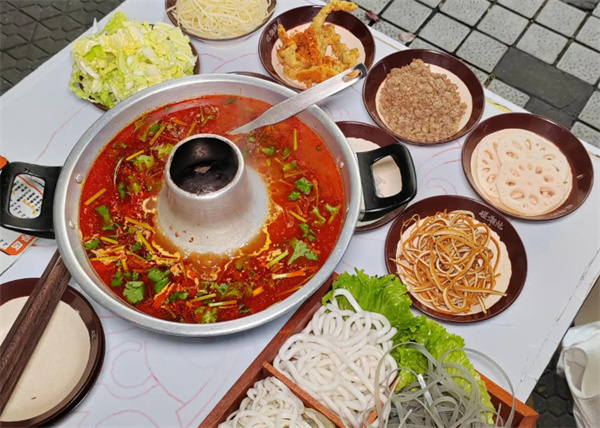 碰湘地火锅米粉