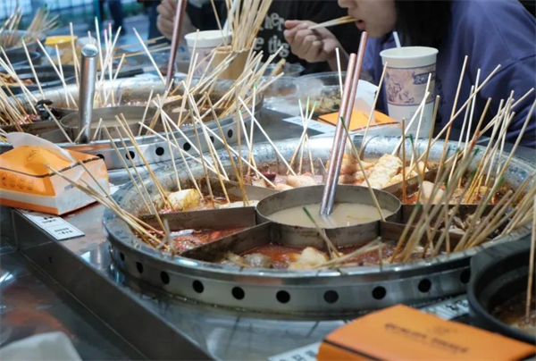 等凳灯麻辣烫