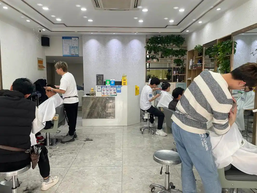 上海理发师一个月能挣多少钱？揭秘高收入背后的秘密！